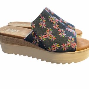 TOMS Women's Diana Mule sandals with blue embroidered Size 8 Store Display NWOT